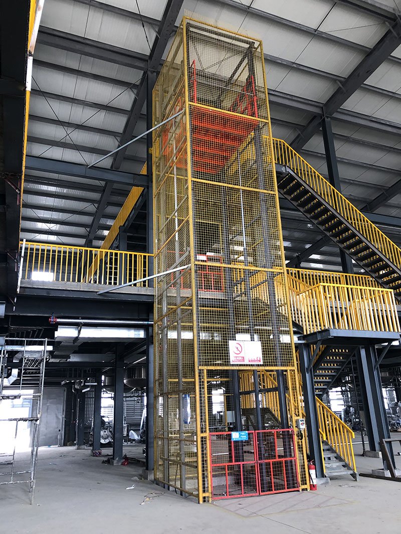 导轨式升降货梯图片