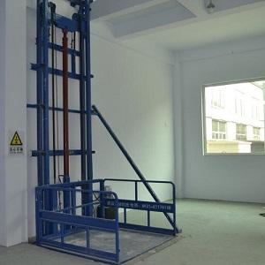 单导轨式升降机